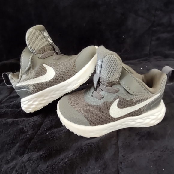 NIKE REVOLUTION 5 TODDLER Grey Running SHOES SIZE 4C BQ5673 Lightweight GOOD - Picture 13 of 15